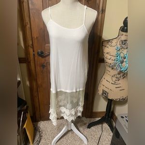 Cream long lace tank sz med